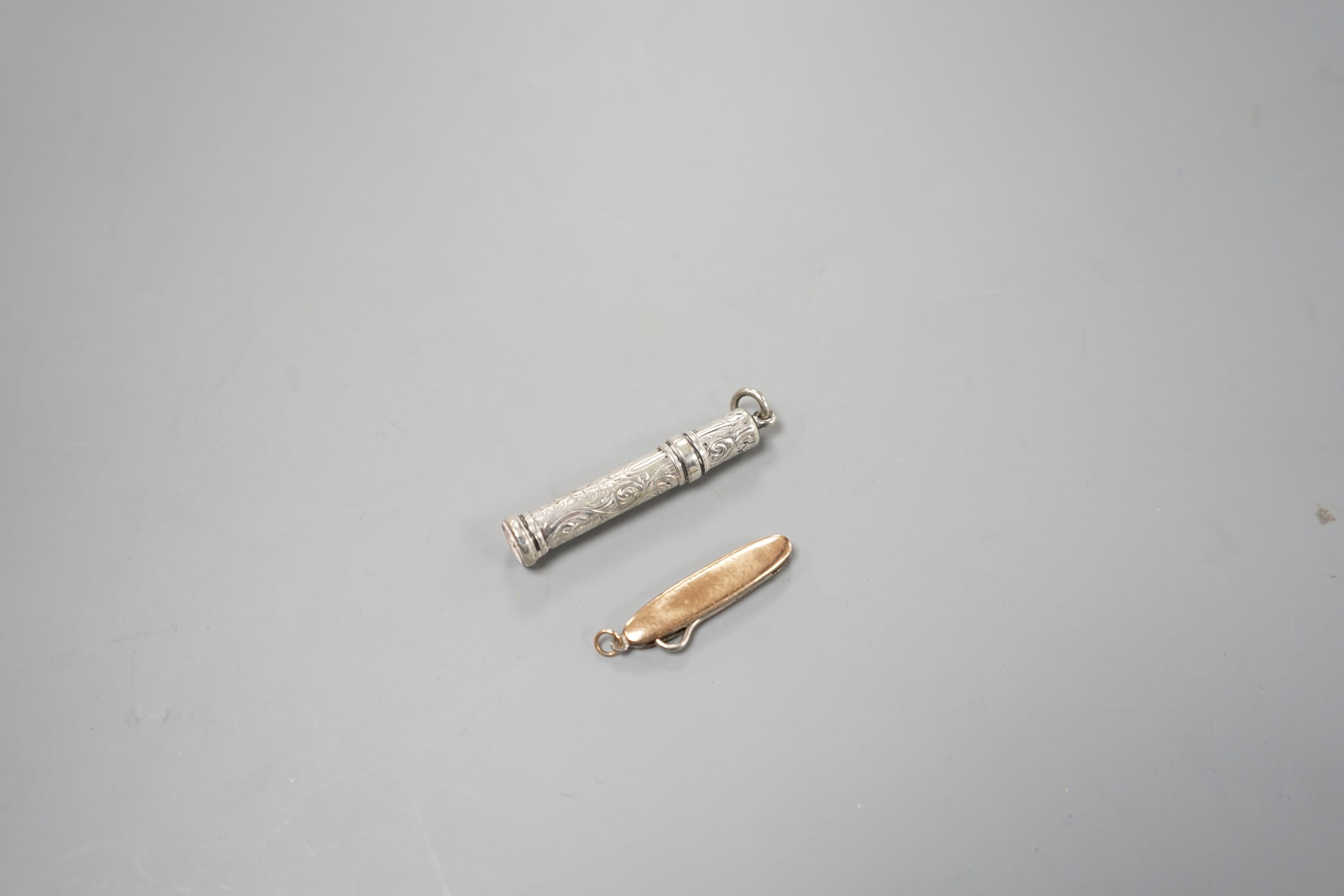 A propelling pencil and 9ct mounted button hook, 38mm.